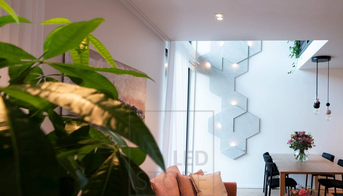 Spots encastrés dans le plafond pour l'éclairage général du salon et l'éclairage intérieur. Ledstore.fi