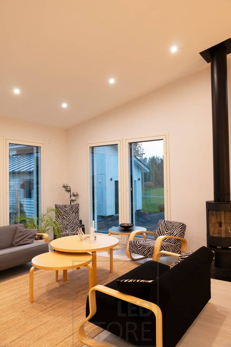 Projecteurs sur un plafond incliné comme éclairage d'ambiance - positionnés autour de la pièce. Ledstore.fi