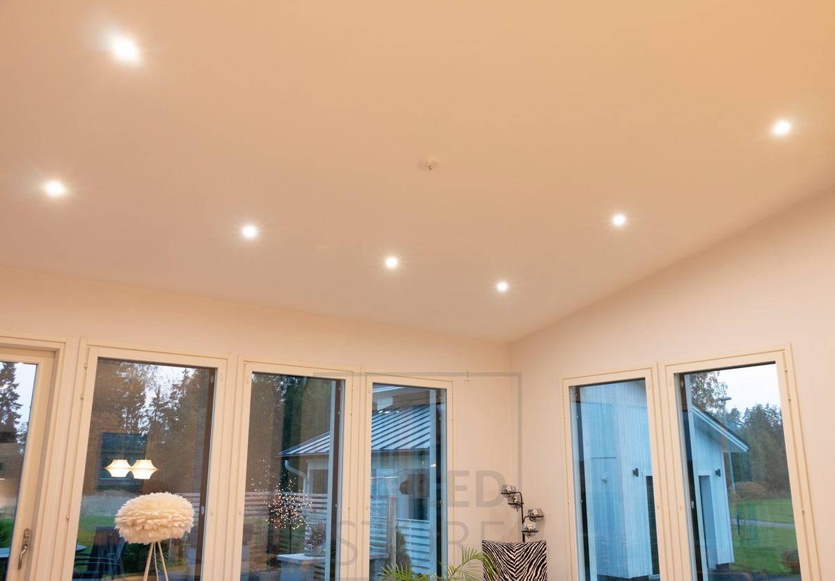 Dans le plafond incliné, des spots directionnels tournent autour du salon. Ledstore.fi