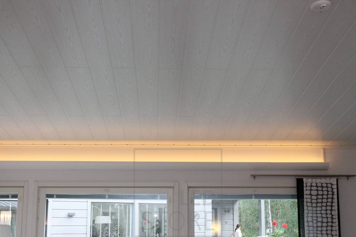 Lumière indirecte dirigée vers le plafond pour créer une atmosphère dans le salon. La lumière est une teinte chaude de 3000K, vous trouverez également de nombreuses autres options dans notre gamme. Ledstore.fi