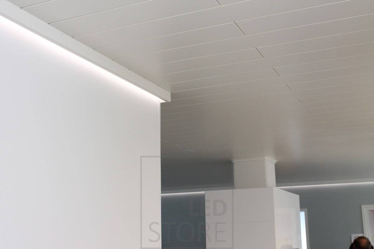Derrière le bandeau décoratif, un bandeau de leds éclaire indirectement le salon à travers le mur. Ledstore.fi