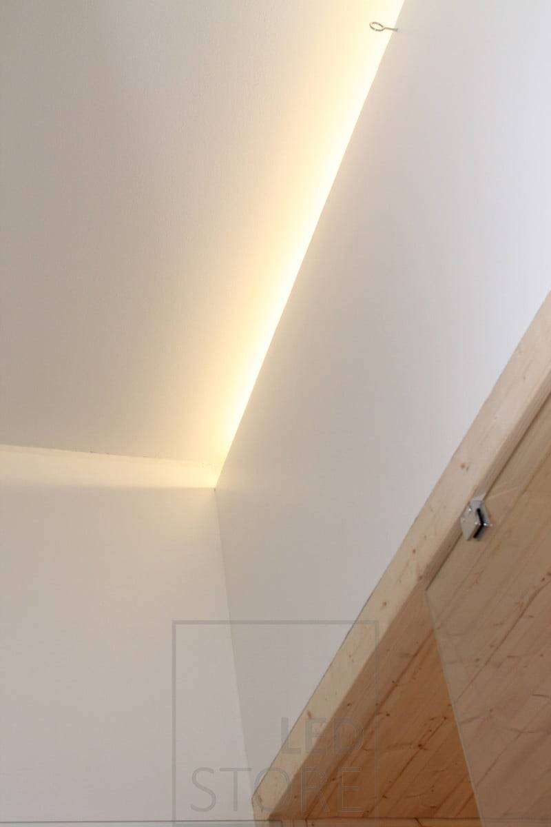 Lumière indirecte douce dirigée vers le plafond. Ledstore.fi