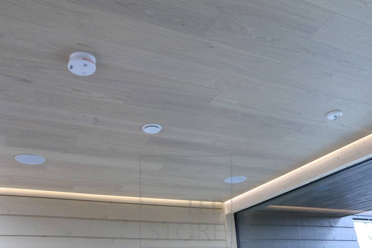 Entre le plafond et le mur, une bande LED éclaire le salon d'une lumière indirecte. Ledstore.fi