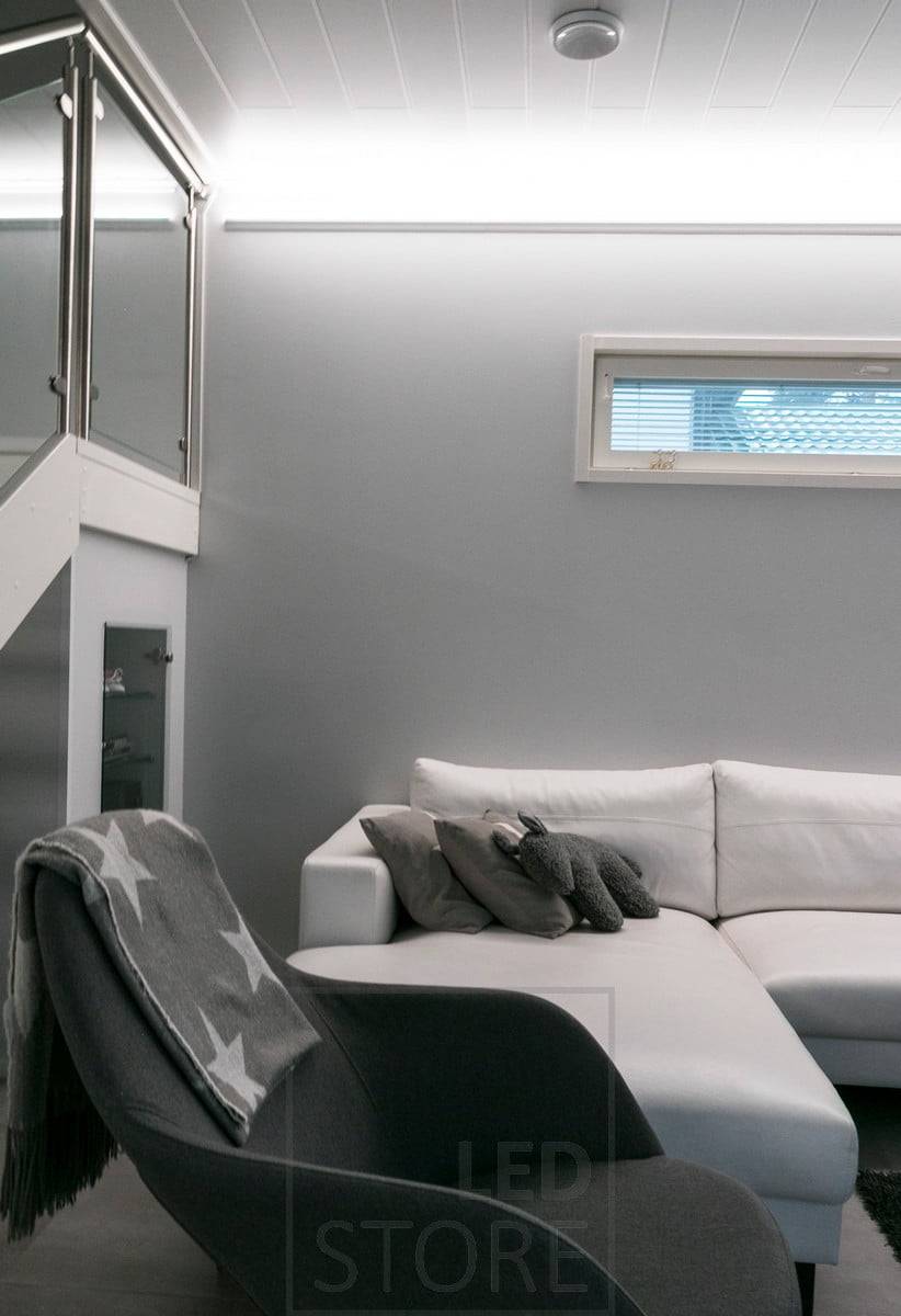Dans un profil unidirectionnel, la bande LED est dirigée vers le plafond, créant une lumière indirecte douce et atmosphérique dans l'espace. Ledstore.fi