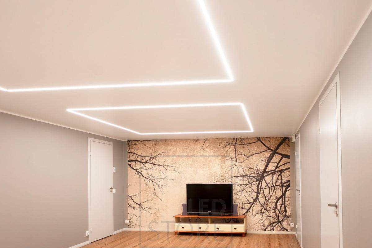 La bande LED avec un profil inversé crée des formes dans le plafond, créant un éclairage général atmosphérique et uniforme dans un espace réduit. Ledstore.fi