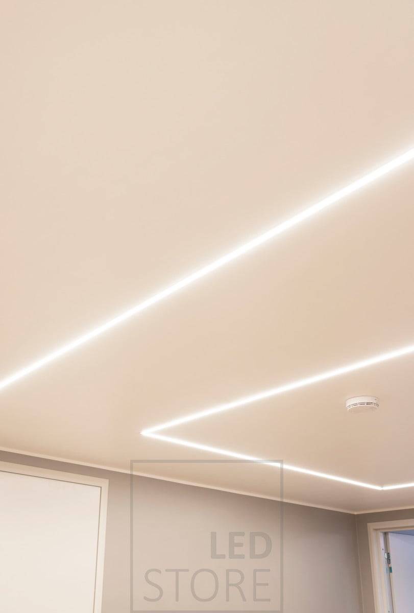 La bande LED avec le profil Uppo crée des formes au plafond. Dans les espaces réduits, le profil Uppo est une excellente solution car il ne nécessite pas une grande profondeur d'installation. Ledstore.fi