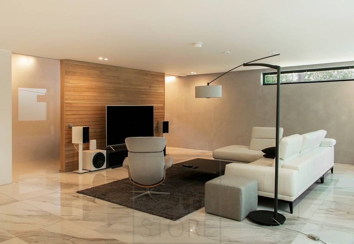 Éclairage polyvalent dans le salon avec des bandes LED, des spots et des éclairages d'intérieur. Ledstore.fi