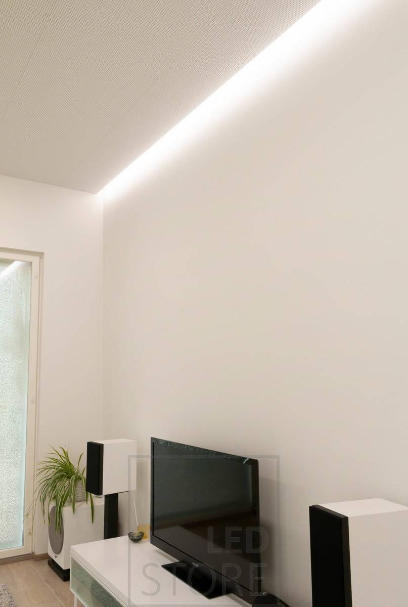 Lumière indirecte entre le plafond et le mur. La lumière ne provoque pas de reflets sur l'écran de télévision. Ledstore.fi