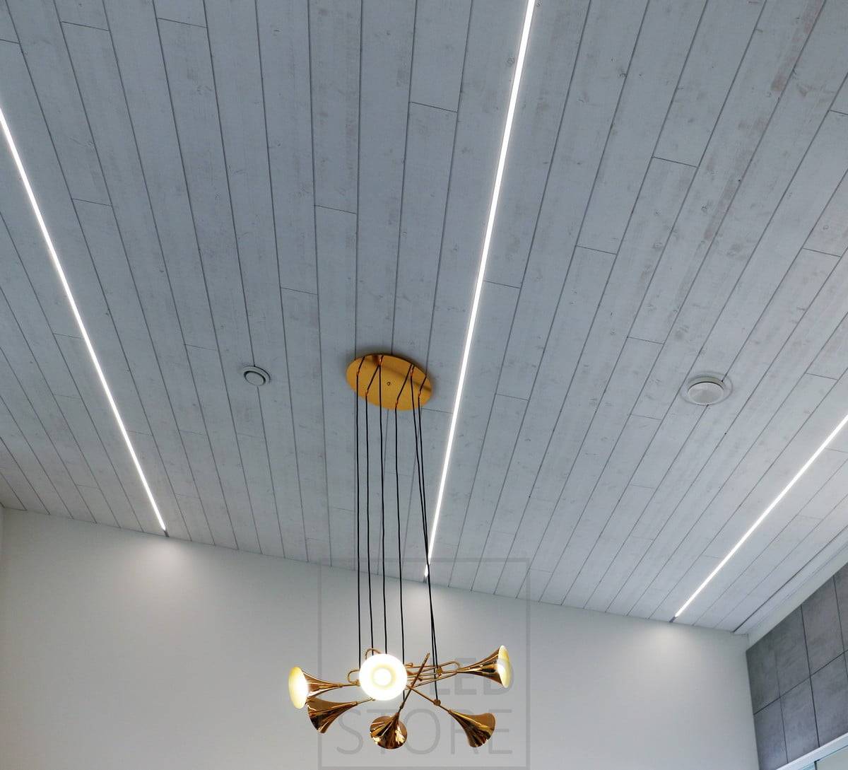 Le plafond est équipé de bandes LED installées sur toute la longueur de l'espace, créant un éclairage agréable et un aspect moderne. Ledstore.fi