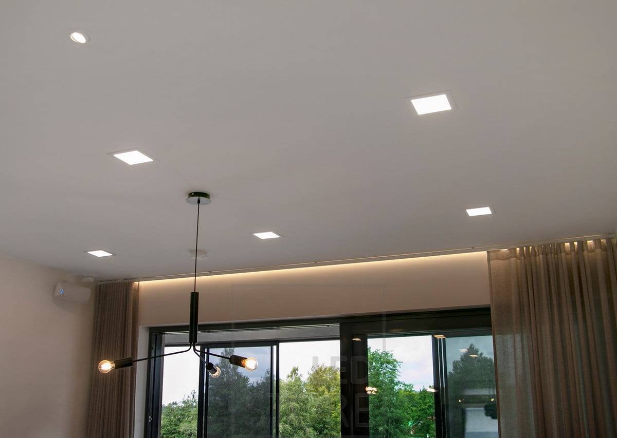 Luminaires à panneaux combinés à un éclairage indirect. La rainure a été laissée suffisamment large pour cacher les rideaux. Ledstore.fi