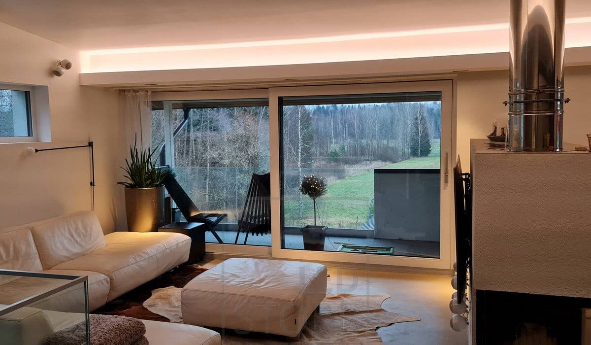 Bande LED dans le tiroir du bas du salon, apportant une lumière indirecte au salon. Ledstore.fi