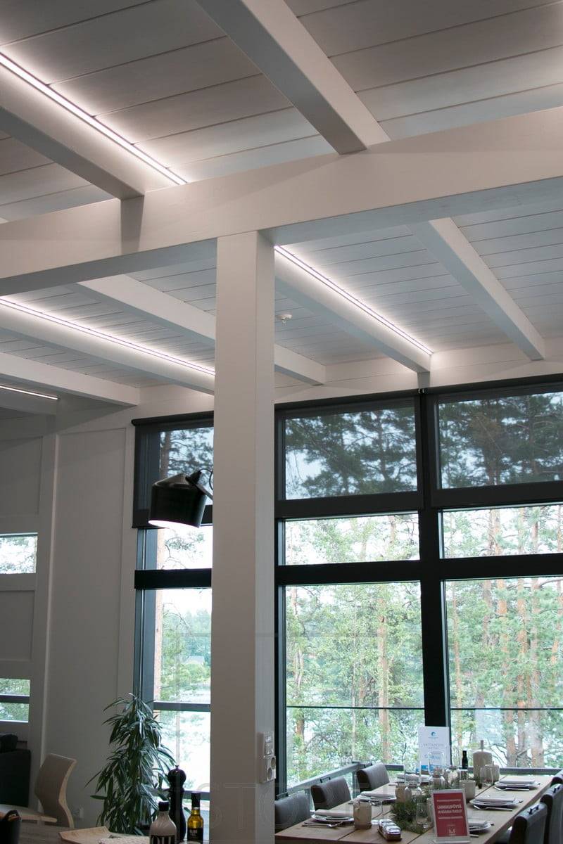 Les bandes LED mettent en valeur les poutres. Elles créent également un bel éclairage homogène et atmosphérique. Ledstore.fi