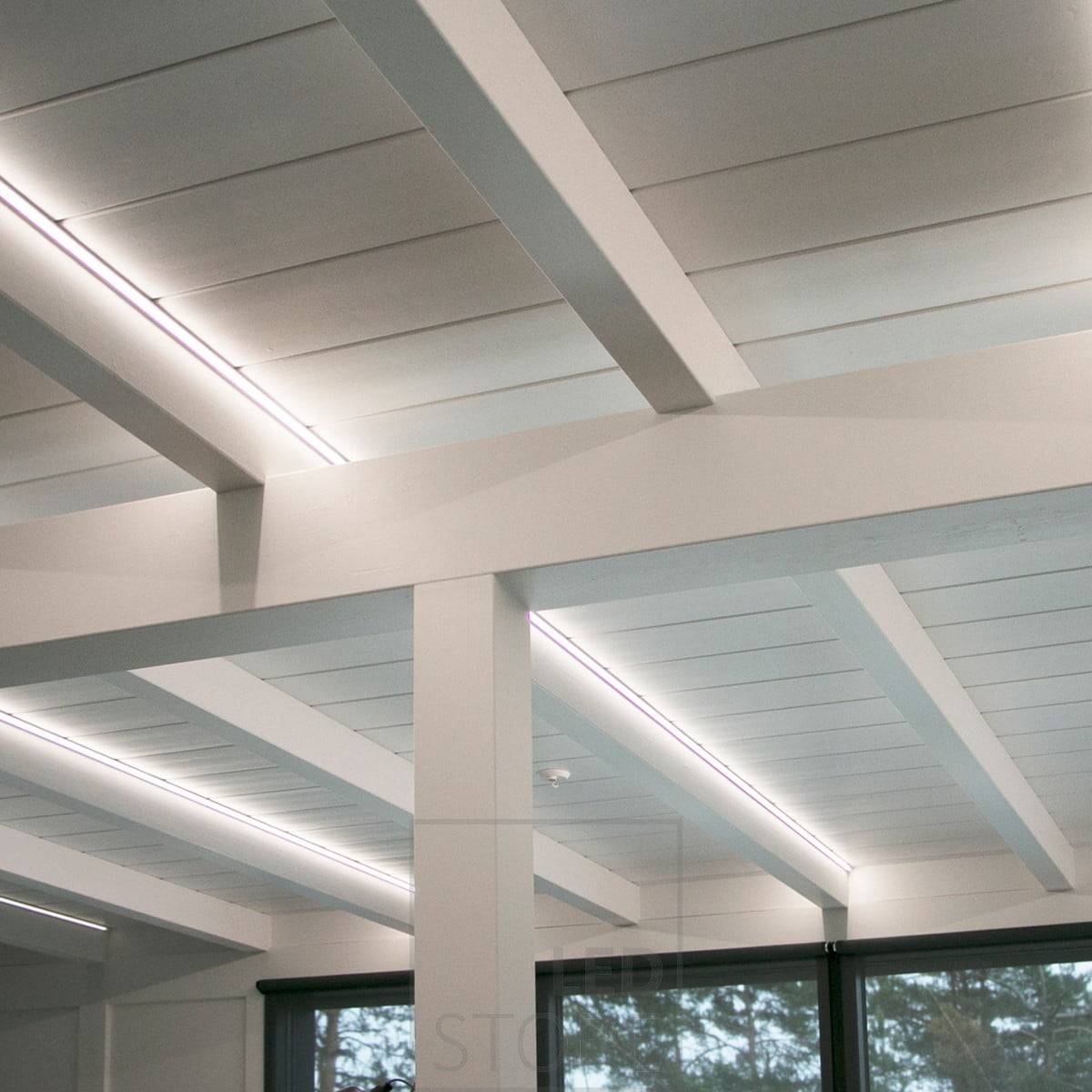 Des bandes LED soulignent les poutres. Elles créent un éclairage magnifique et atmosphérique qui met également en valeur l'architecture de l'espace. Ledstore.fi