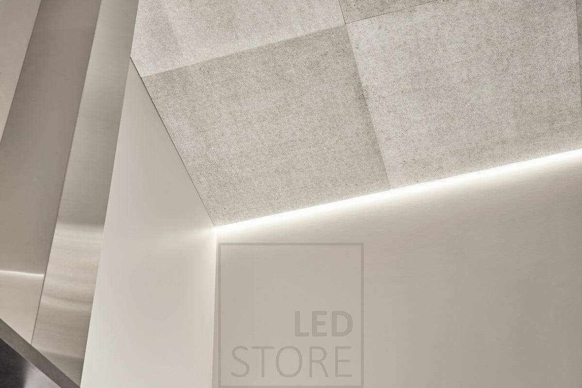 Bande LED montée du plafond au mur pour un éclairage d'ambiance indirect dans le salon. Ledstore.fi