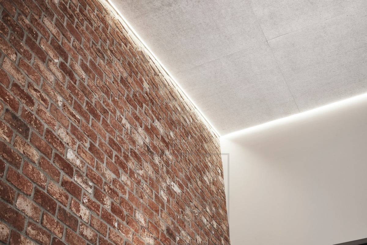 Dans le salon, une bande LED entre le plafond et le mur fournit un éclairage d'ambiance indirect. Ledstore.fi