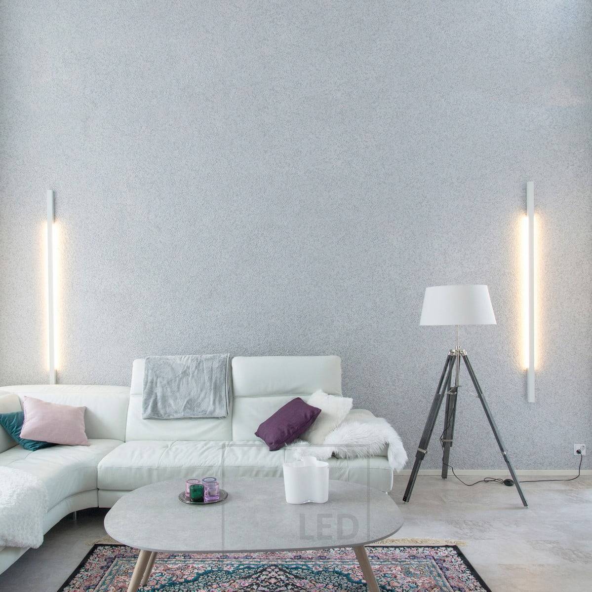 Dans le salon, les appliques LINE créent un éclairage d'ambiance doux. Chez Ledstore, vous trouverez des appliques de différentes tailles et couleurs. Ledstore.fi