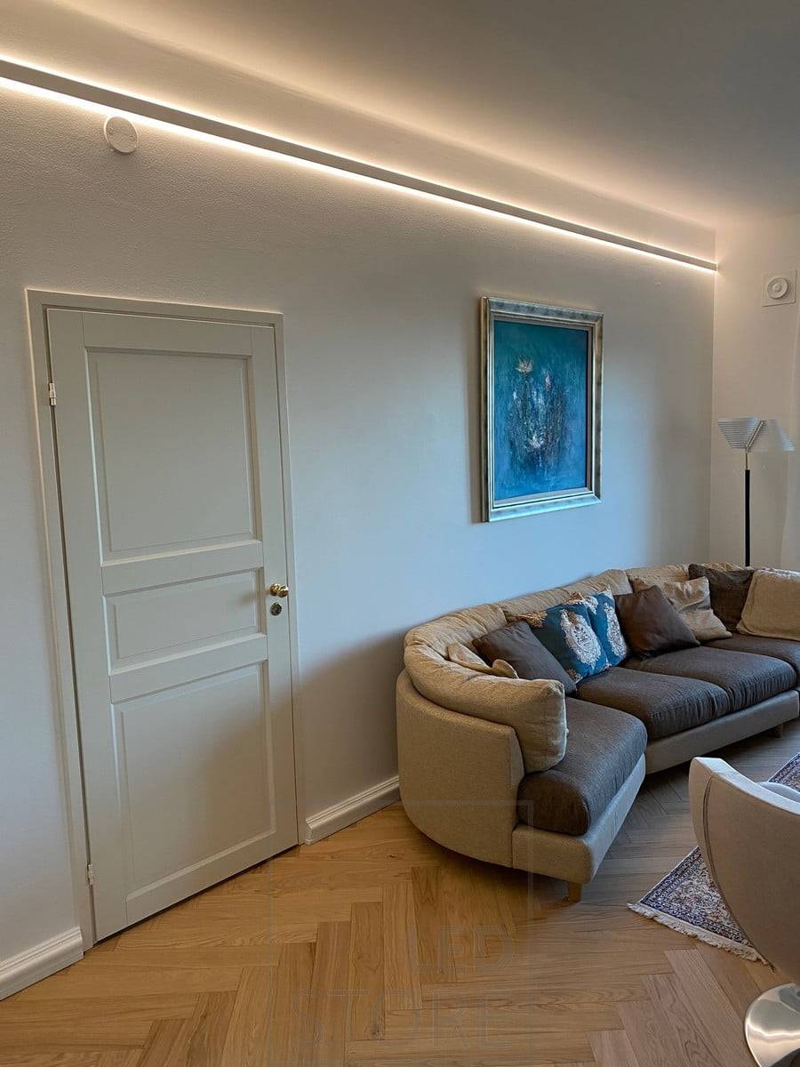 Dans le salon, un profilé bidirectionnel sur le mur, éclairant indirectement la lumière à travers le mur. Ledstore.fi
