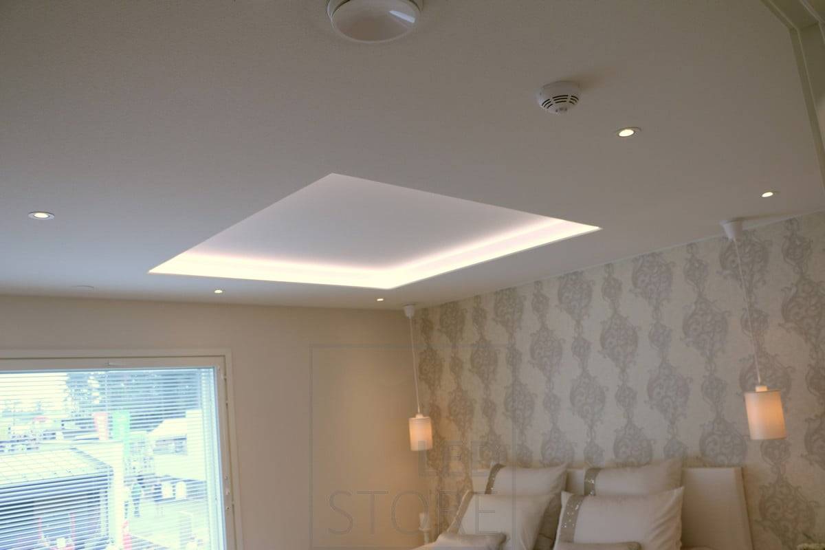 Une bande LED pour éclairer la lumière indirecte, des spots pour faire descendre la lumière directe et des lampes d'intérieur pour finir le tout. Ledstore.fi