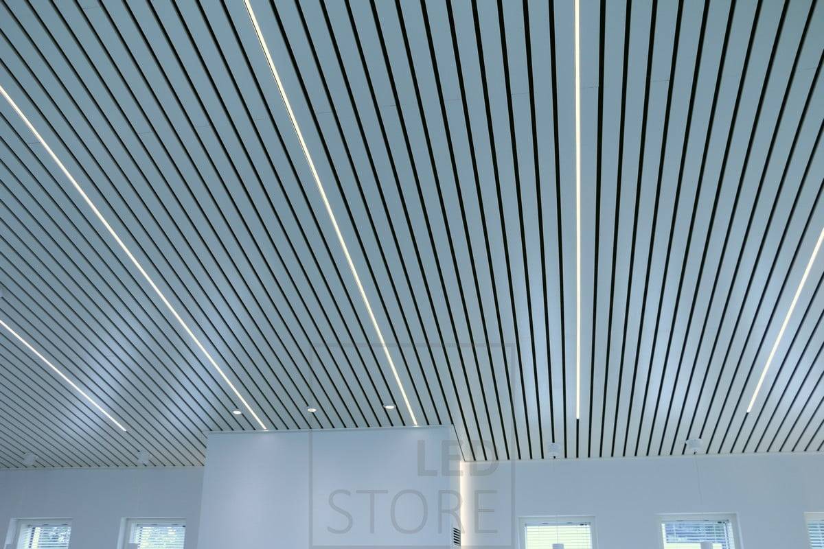 Des profilés à leds placés entre les corniches, créant une finition magnifique et minimaliste. Ledstore.fi