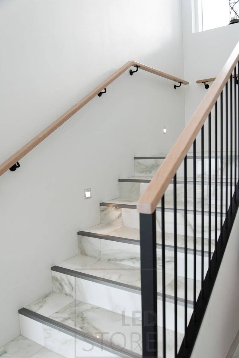 Luminaires muraux encastrés pour l'éclairage de la cage d'escalier. Ledstore.fi