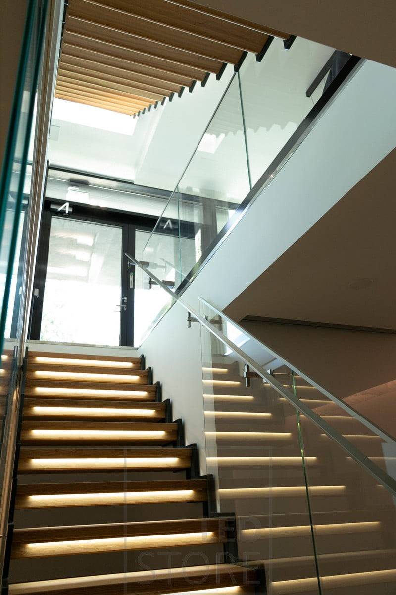 Éclairage d'ambiance et doux dans les escaliers sous forme d'éclairage de marches. Ledstore.fi