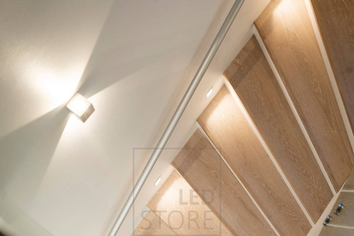 Luminaires bidirectionnels combinés à un éclairage doux pour les marches d'escalier. Ledstore.fi