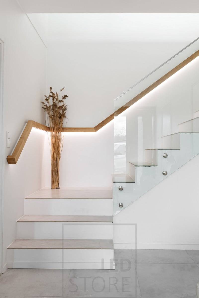 Rampe d'escalier avec bande LED éclairant vers le bas. Profilé Uppo fraisé dans la rampe. Ledstore.fi
