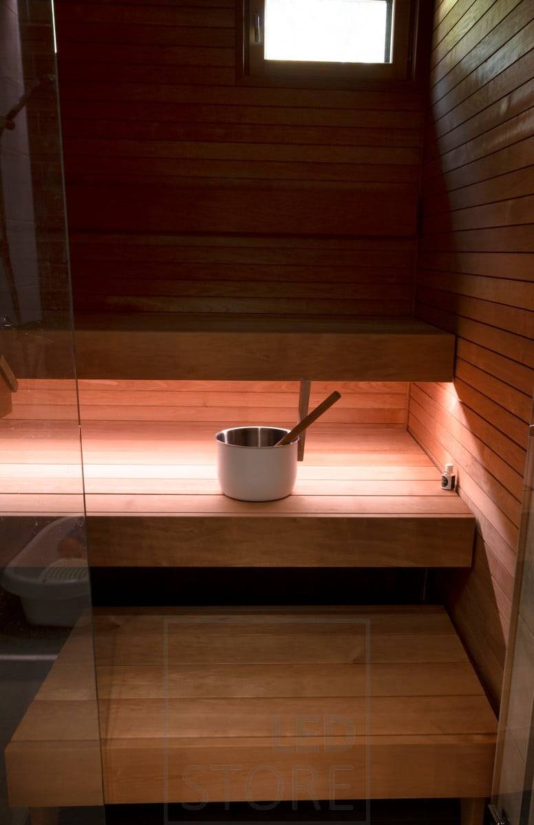 Sauna avec ruban led sous la banquette