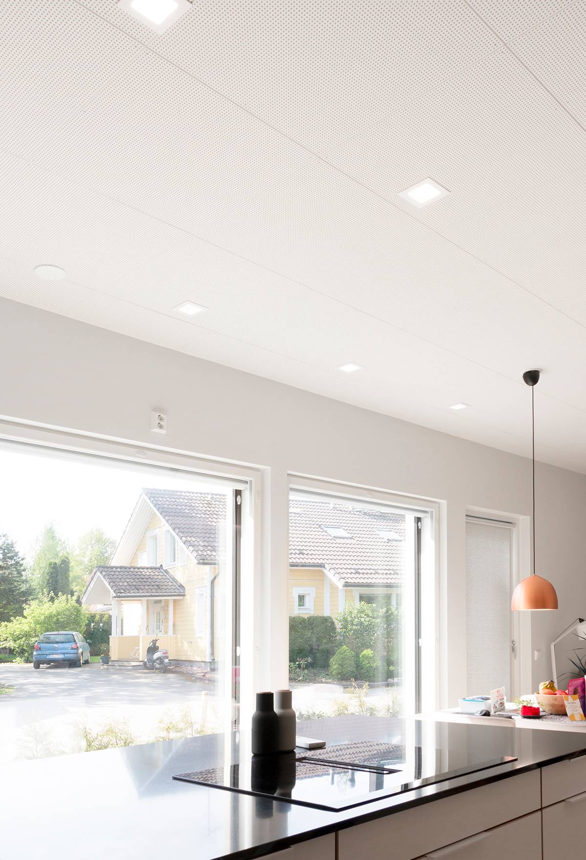 Enseigne LED STORE avec un fond vert et un carré blanc en lettres capitales grasses pour des solutions d'éclairage économes en énergie.