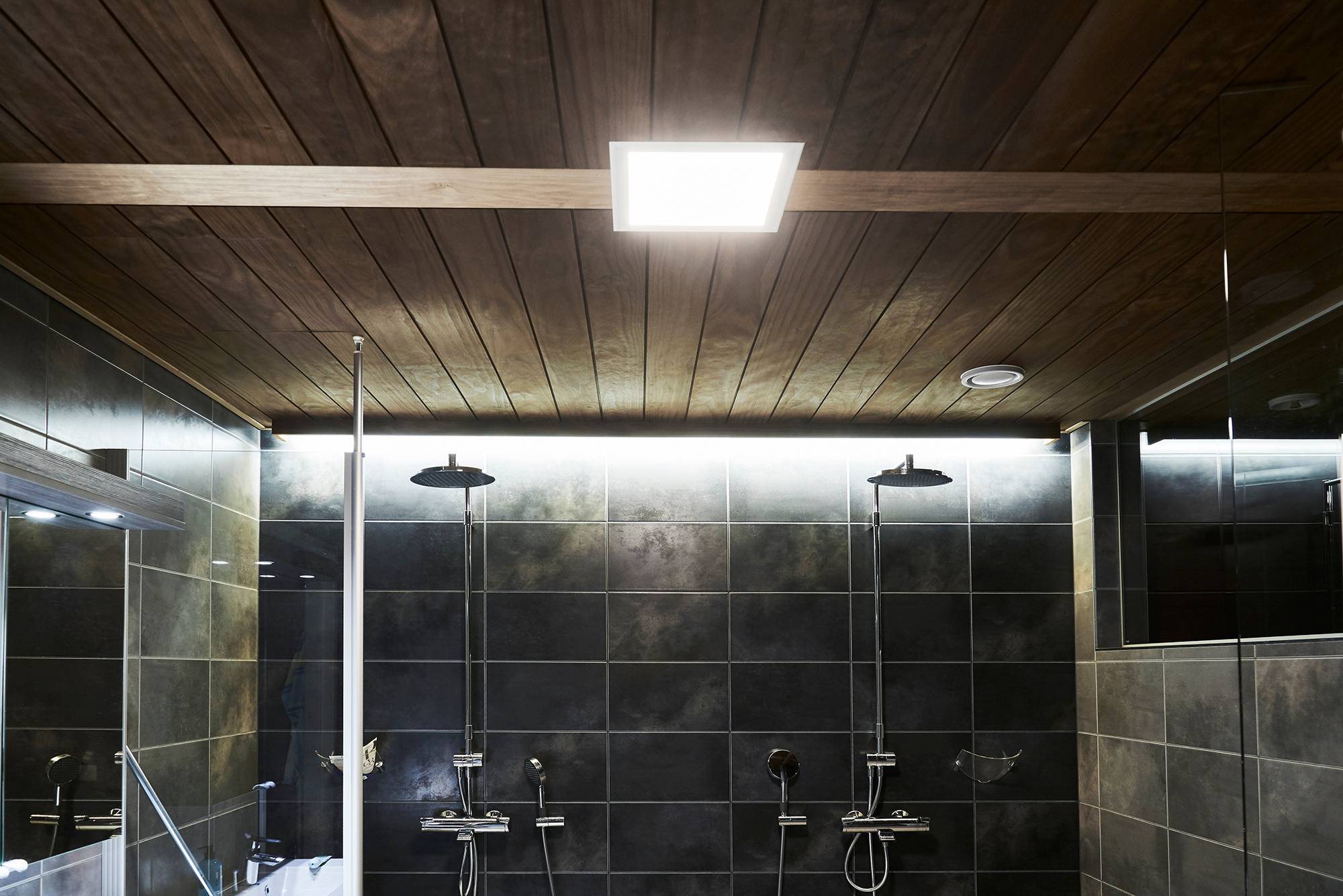 Luminaire de salle de bain combiné à une bande de LED à montage indirect. Ledstore.fi