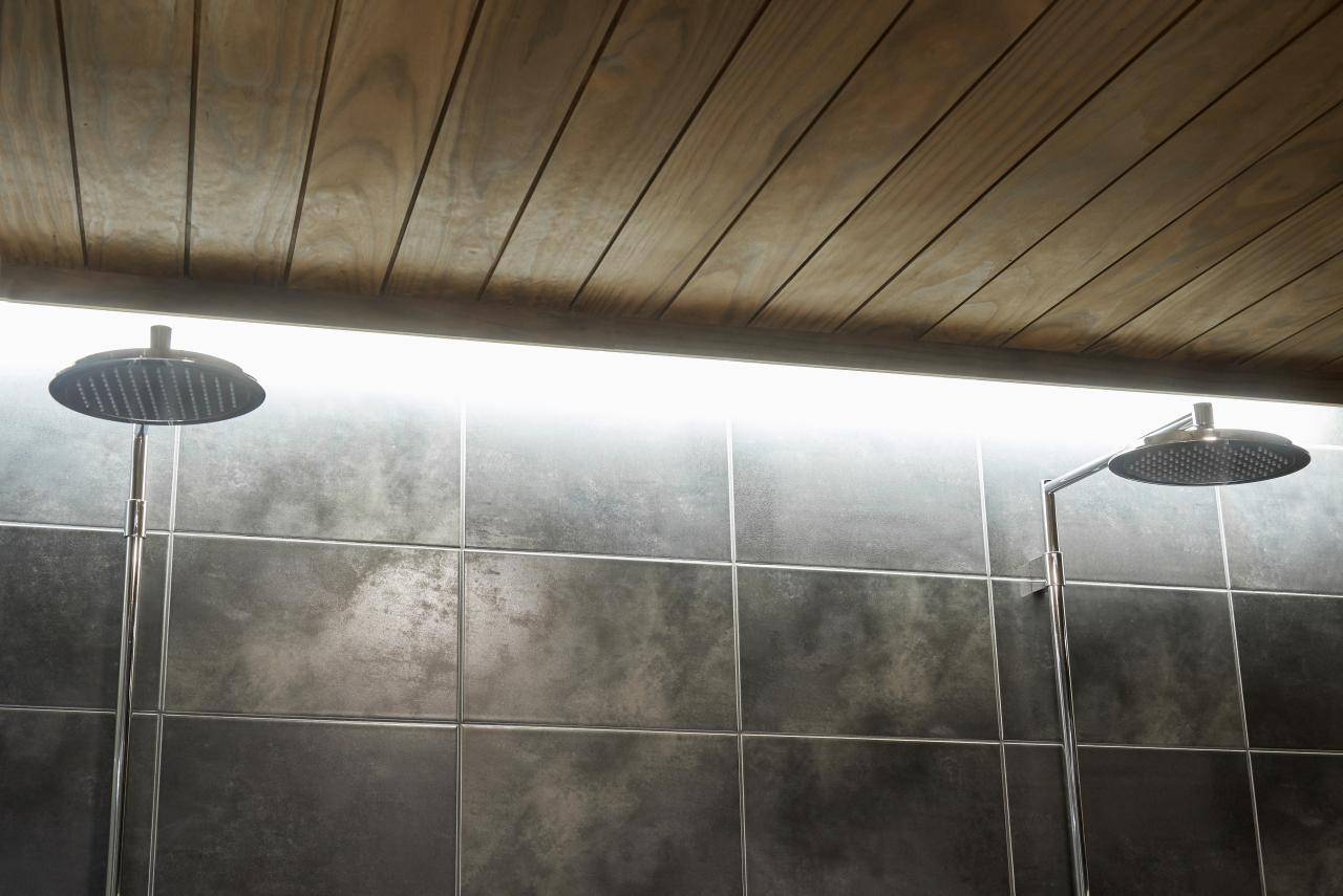 Texte LED STORE sur un carré blanc sur fond vert, promouvant le commerce de l'éclairage respectueux de l'environnement.