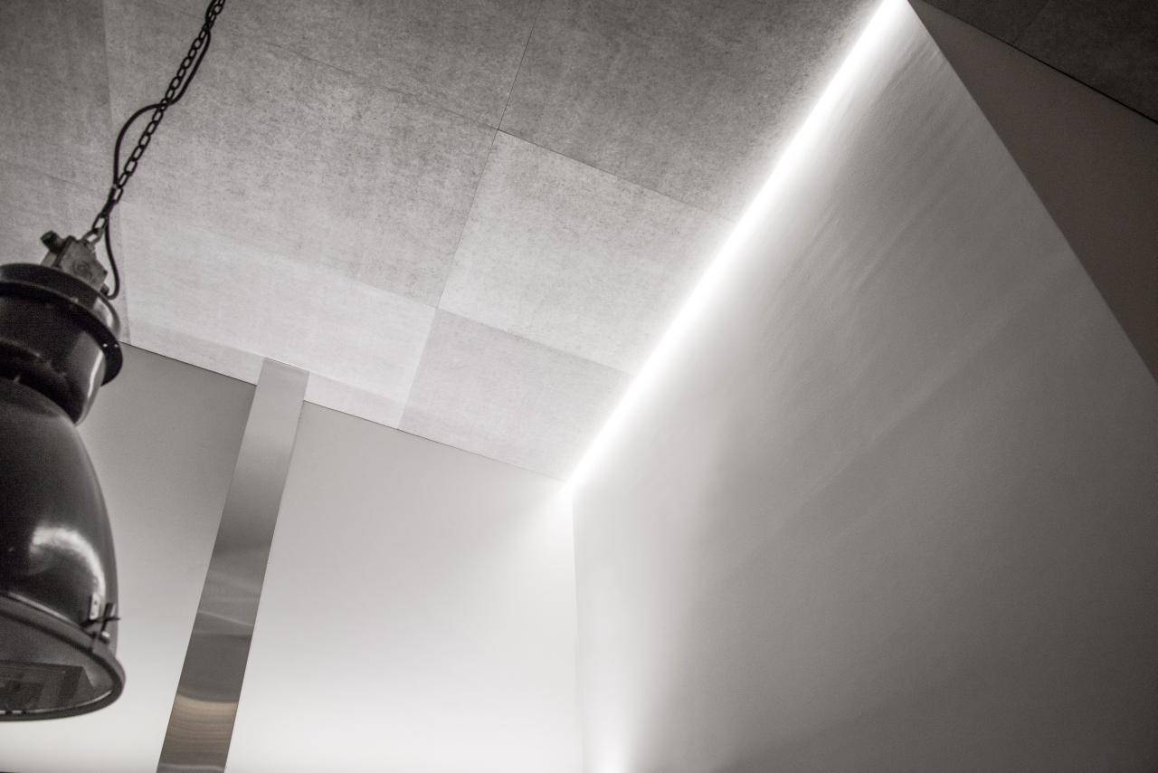 Fond vert, carré blanc au milieu, "LED STORE" en lettres capitales blanches empilées pour un magasin d'éclairage LED.