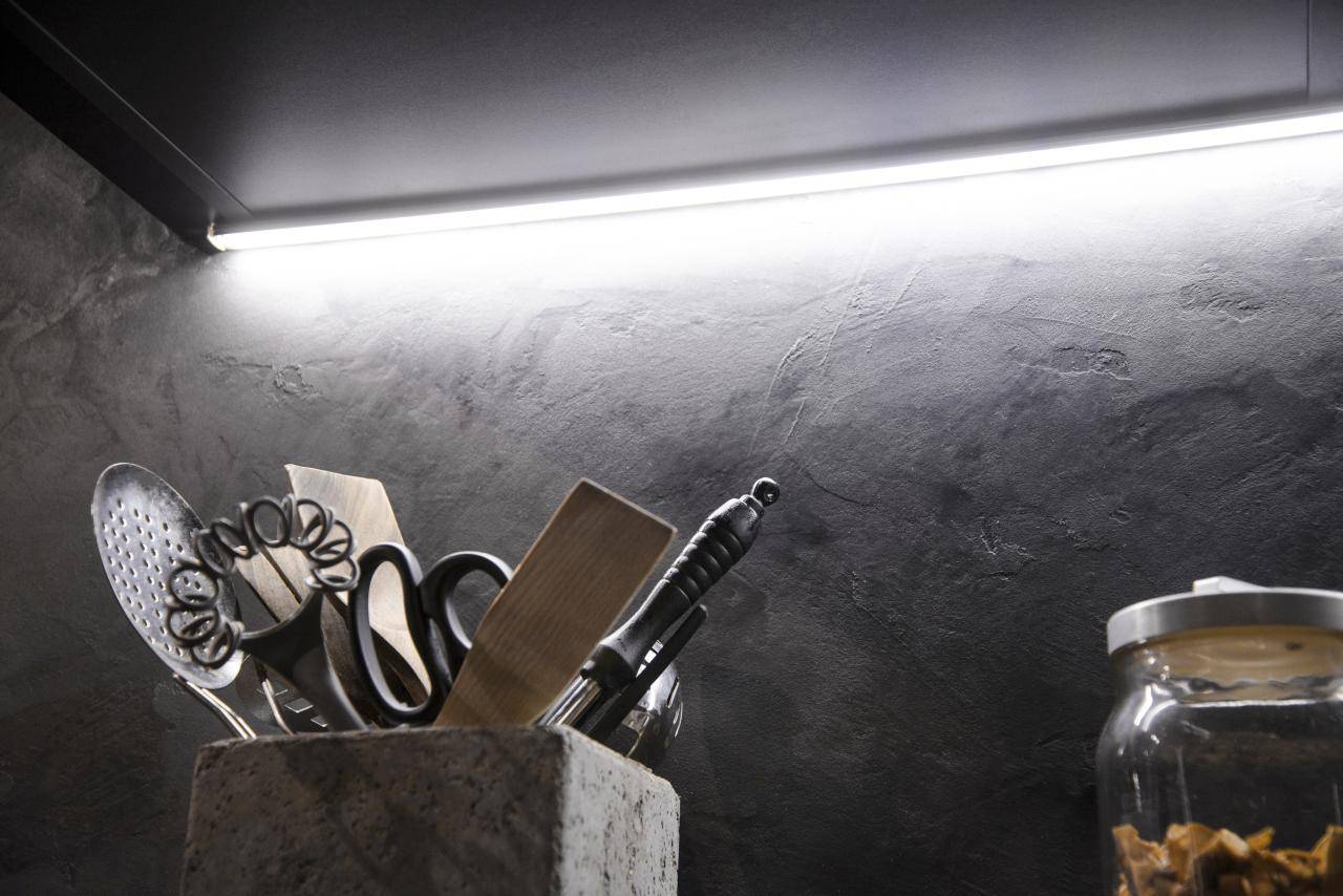 Fond vert et carré blanc avec "LED STORE" en lettres capitales grasses, mettant en valeur les solutions d'éclairage à faible consommation d'énergie.