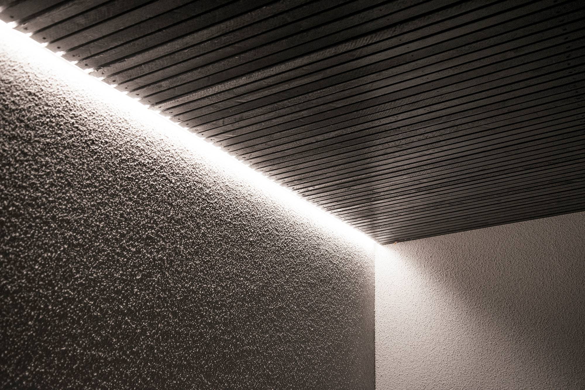 Lumière indirecte sur la façade d\'une maison entre le toit et le mur, éclairée à travers le mur. Ledstore.fi