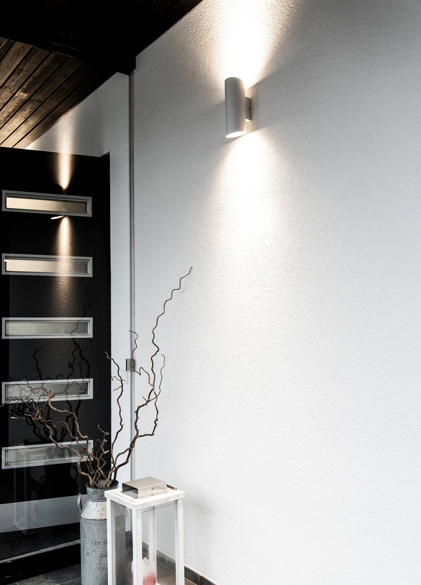 Luminaire d\'extérieur bidirectionnel Viisto en blanc. Disponible également en noir et en version unidirectionnelle. Ledstore.fi