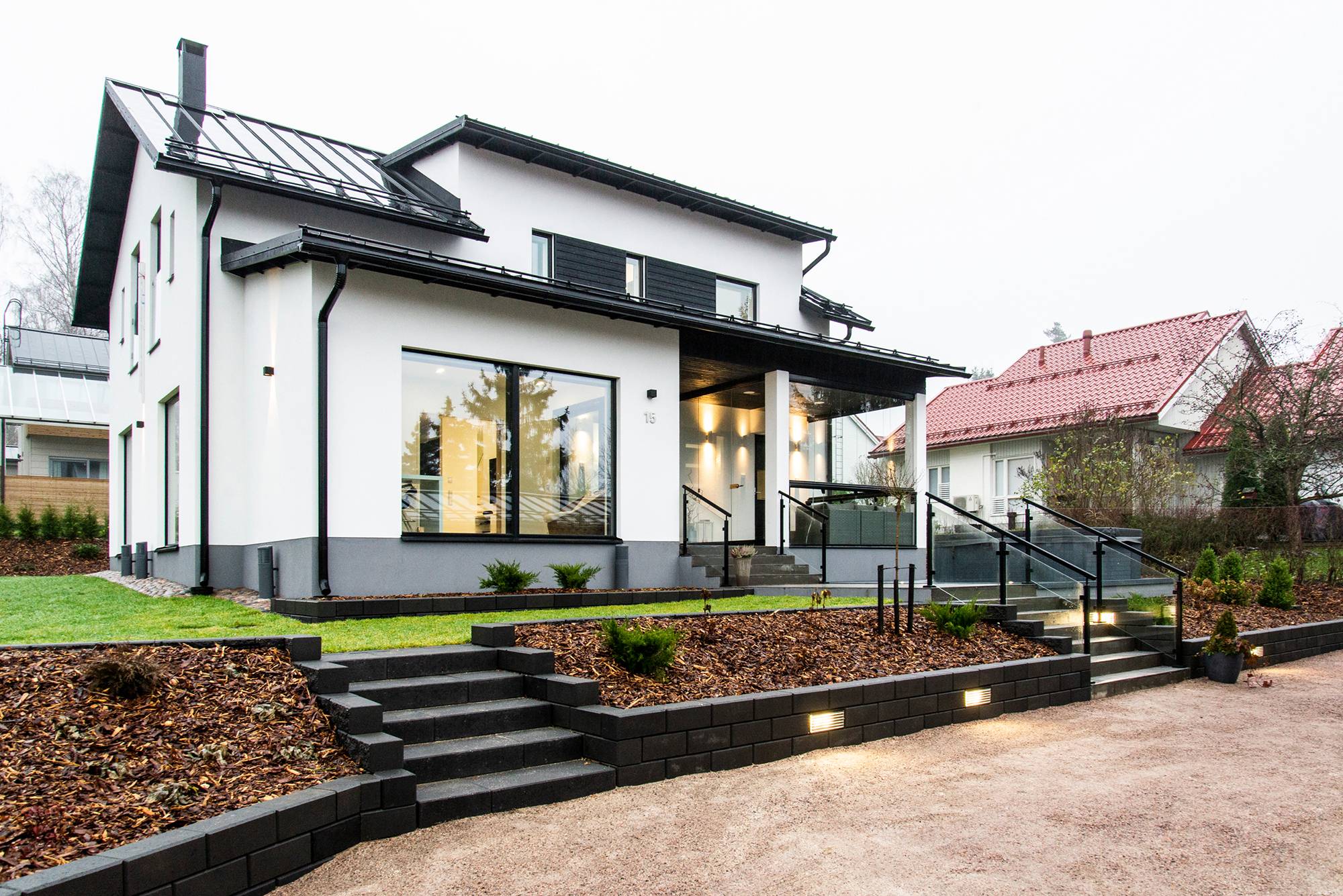 Eclairage extérieur de la terrasse avec des appliques bidirectionnelles, encastrées dans le mur. Ledstore.fi