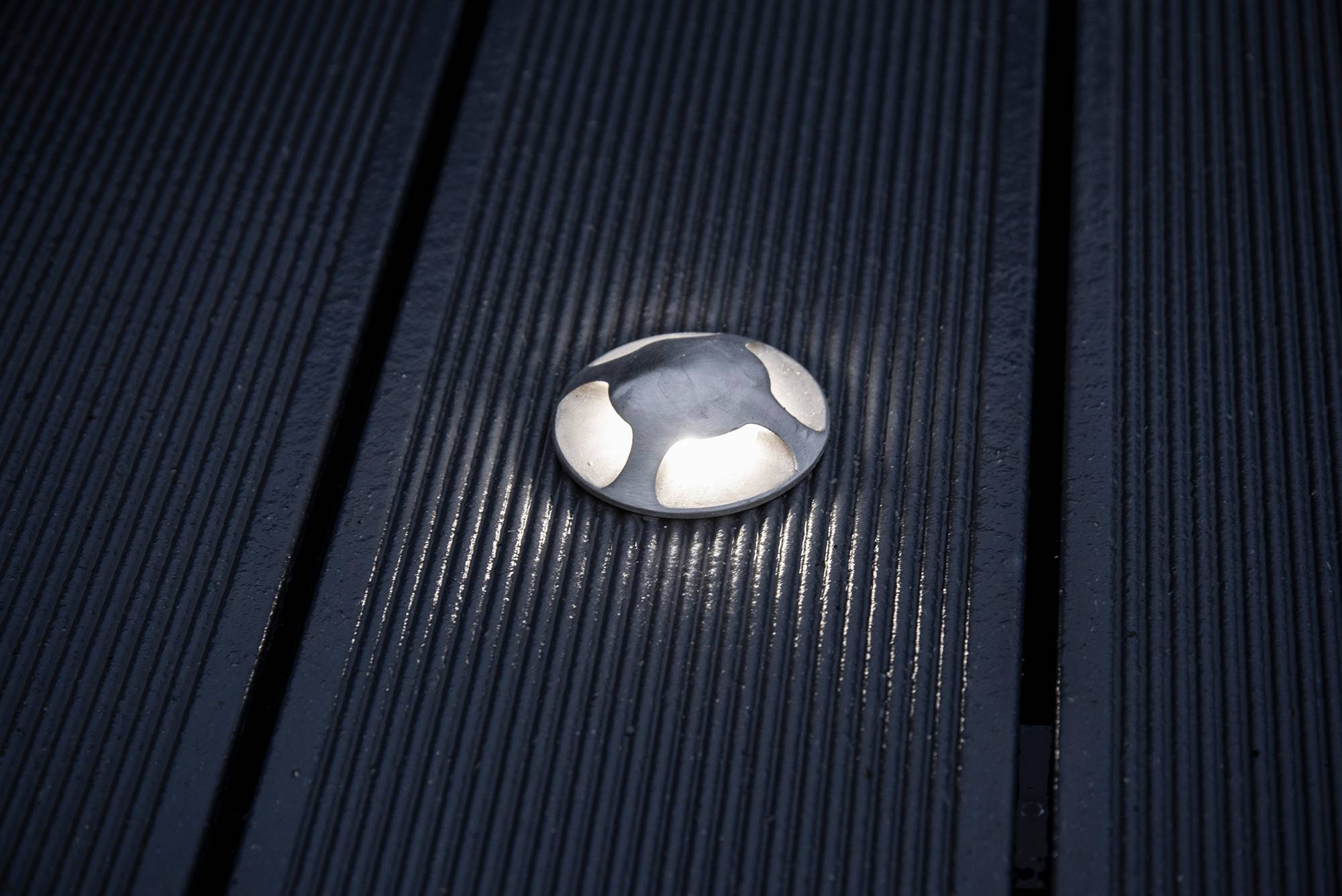 L\'éclairage est dirigé horizontalement dans quatre directions à partir de l\'ouverture du couvercle. Ce luminaire est donc idéal pour éclairer les allées. Résistant à l\'eau de mer et au renversement. Ledstore.fi