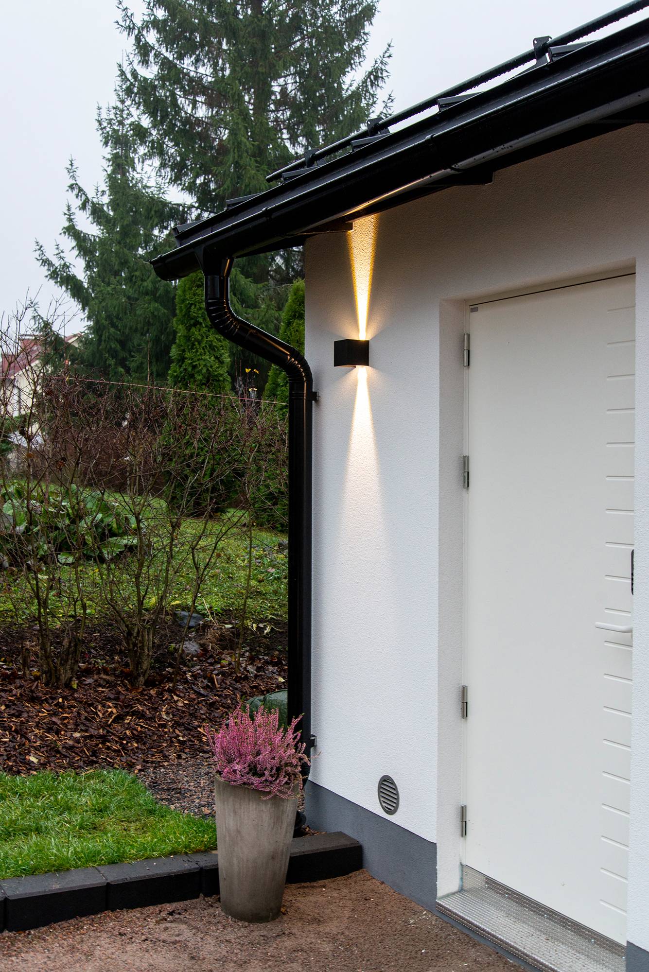 Applique FUNK avec corps en aluminium, peint en noir mat. Dimmable et avec angle de rayonnement réglable. L\'appareil éclaire dans deux directions, en mettant en valeur la façade, avec une température de couleur de 3500 Kelvin. Ledstore.fi