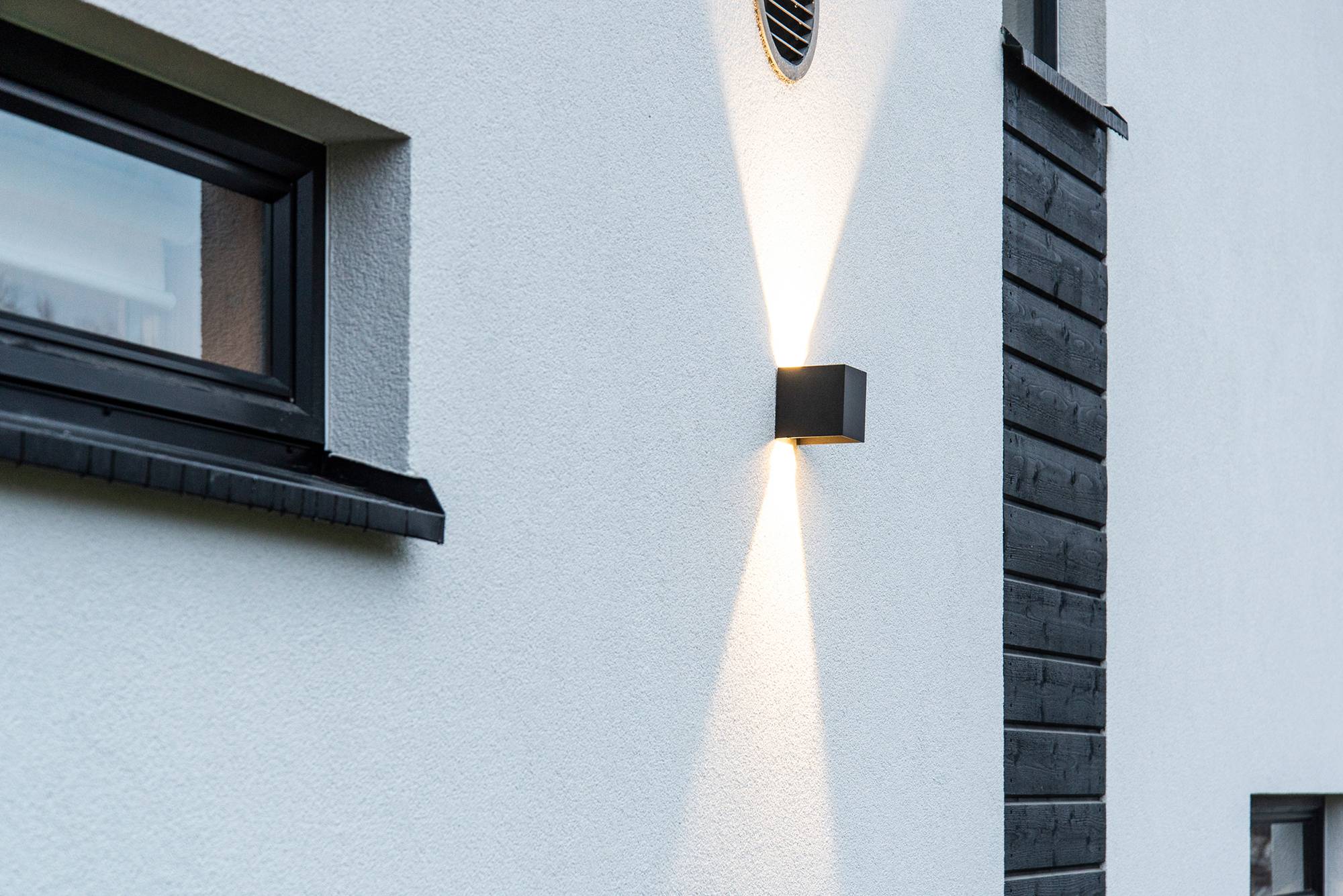 Applique FUNK avec corps en aluminium, peint en noir mat. Dimmable et avec angle de rayonnement réglable. Le luminaire éclaire dans deux directions et met en valeur la façade. Ledstore.fi