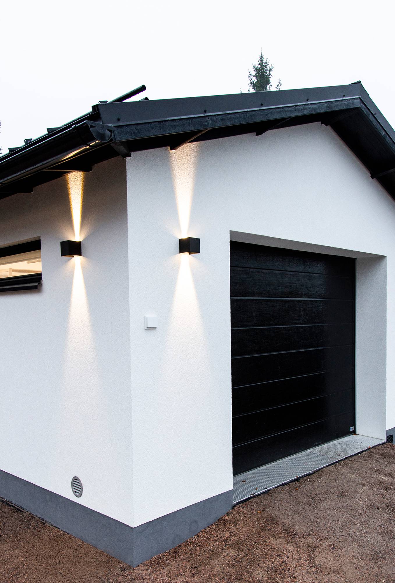 Applique FUNK noire bidirectionnelle pour la façade du garage. L\'applique FUNK noire à LED, gradable, permet de régler l\'angle de la lumière à l\'aide des ailettes situées sur l\'applique. Ce luminaire simple est parfait pour les espaces en hauteur, les couloirs, les escaliers, les murs extérieurs et les terrasses. Le luminaire est étanche à l\'humidité (IP65) et peut être utilisé à l\'intérieur comme à l\'extérieur. Disponible également en blanc. Ledstore.fi