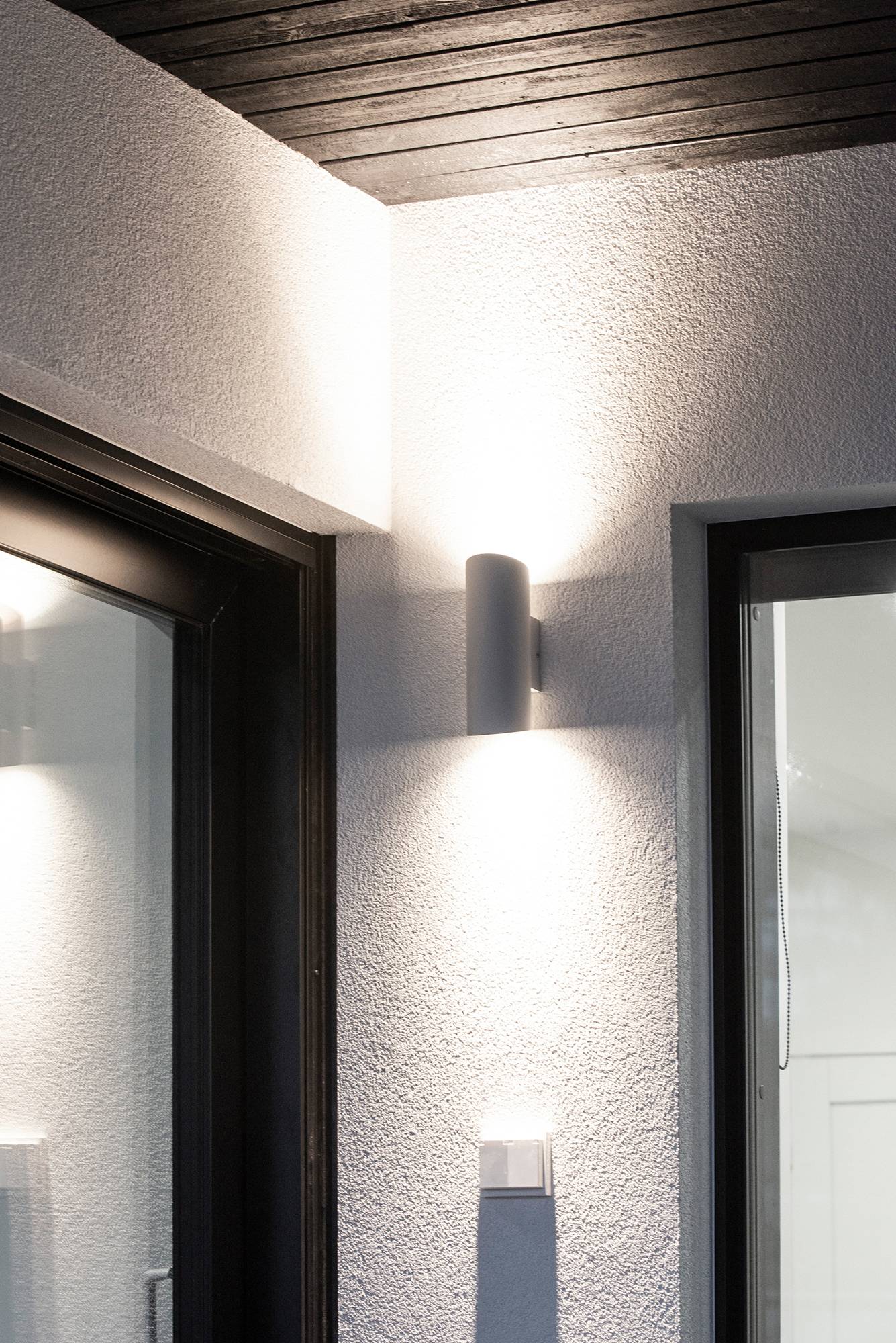 Applique blanche bidirectionnelle Viisto. Existe également en noir. L\'applique LED VIISTO est un luminaire d\'extérieur moderne, durable et simple. VIISTO forme un magnifique motif de lumière douce sur le mur. Ledstore.fi