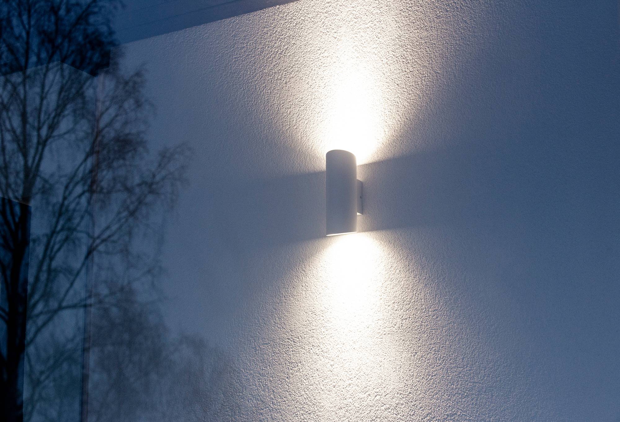 Applique blanche bidirectionnelle Viisto. Existe également en noir. L\'applique LED VIISTO est un luminaire d\'extérieur moderne, durable et simple. VIISTO crée un magnifique motif lumineux sur le mur. Ledstore.fi