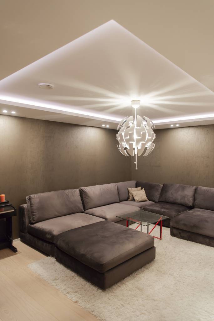 Dans une salle de cinéma, une bande lumineuse RVB indirecte circule dans la pièce dans un clip downlight, couleur lumière blanche. ledStore