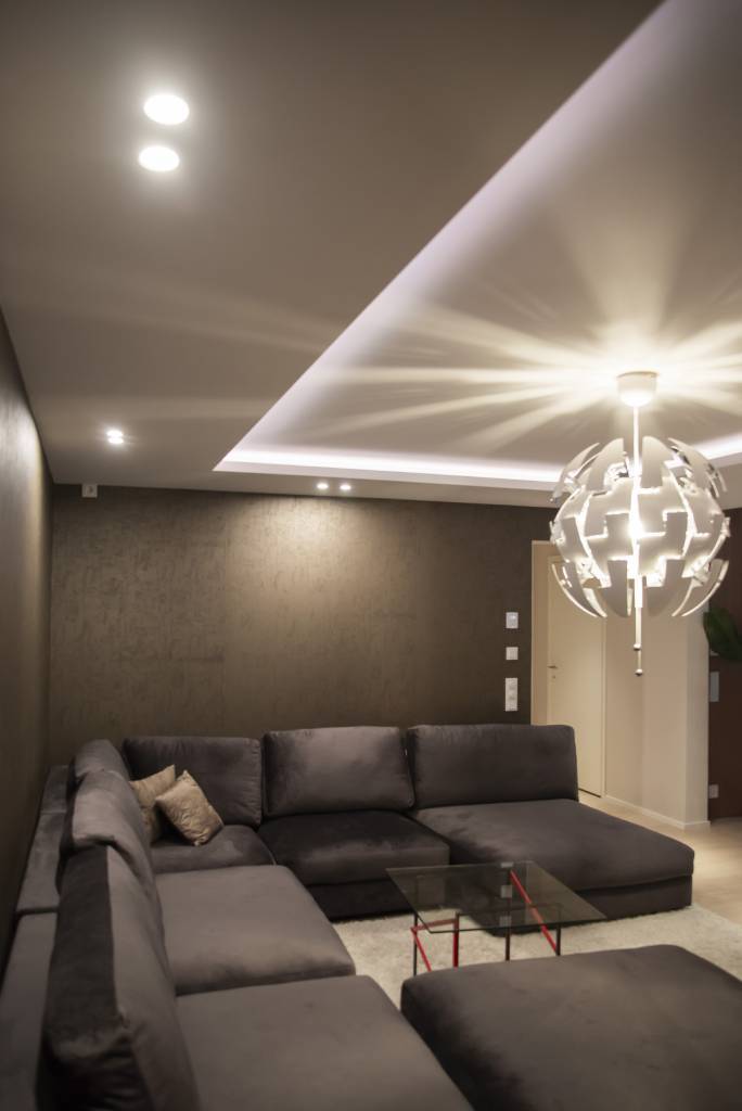 Spots de 9W placés côte à côte sur le mur comme éclairage cible pour une salle de cinéma. ledStore