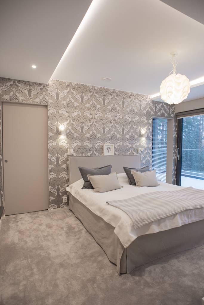 Quatre sources lumineuses différentes (bande LED, spots LED, plafonnier et appliques murales) ont été utilisées pour l'éclairage d'une chambre à coucher polyvalente © LedStore