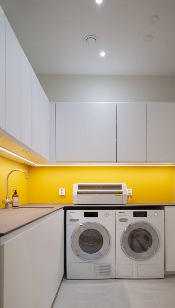 Fond vert avec un carré blanc et "LED STORE" en lettres capitales grasses - met en valeur les solutions d'éclairage efficaces sur le plan énergétique.