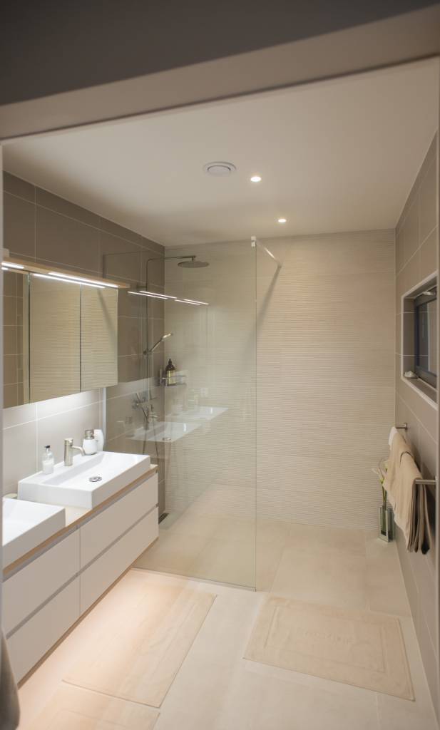 L'éclairage de l'armoire de toilette est complété par une bande LED à éclairage indirect sous le niveau et par des spots pour l'éclairage général. ledStore