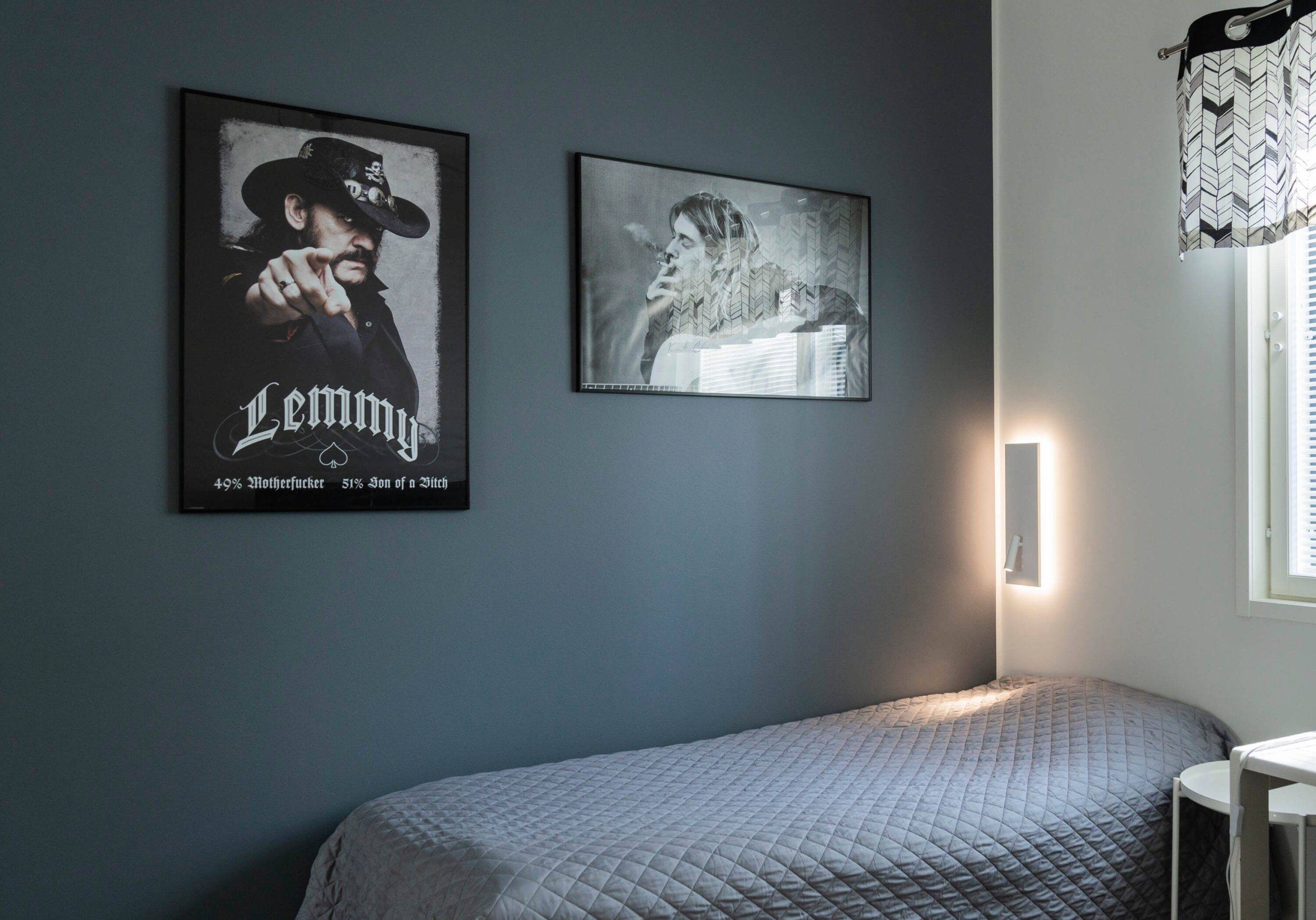 Un fond vert avec un carré blanc au milieu indiquant "LED STORE" en lettres capitales grasses, mettant en valeur les solutions d'éclairage à faible consommation d'énergie.