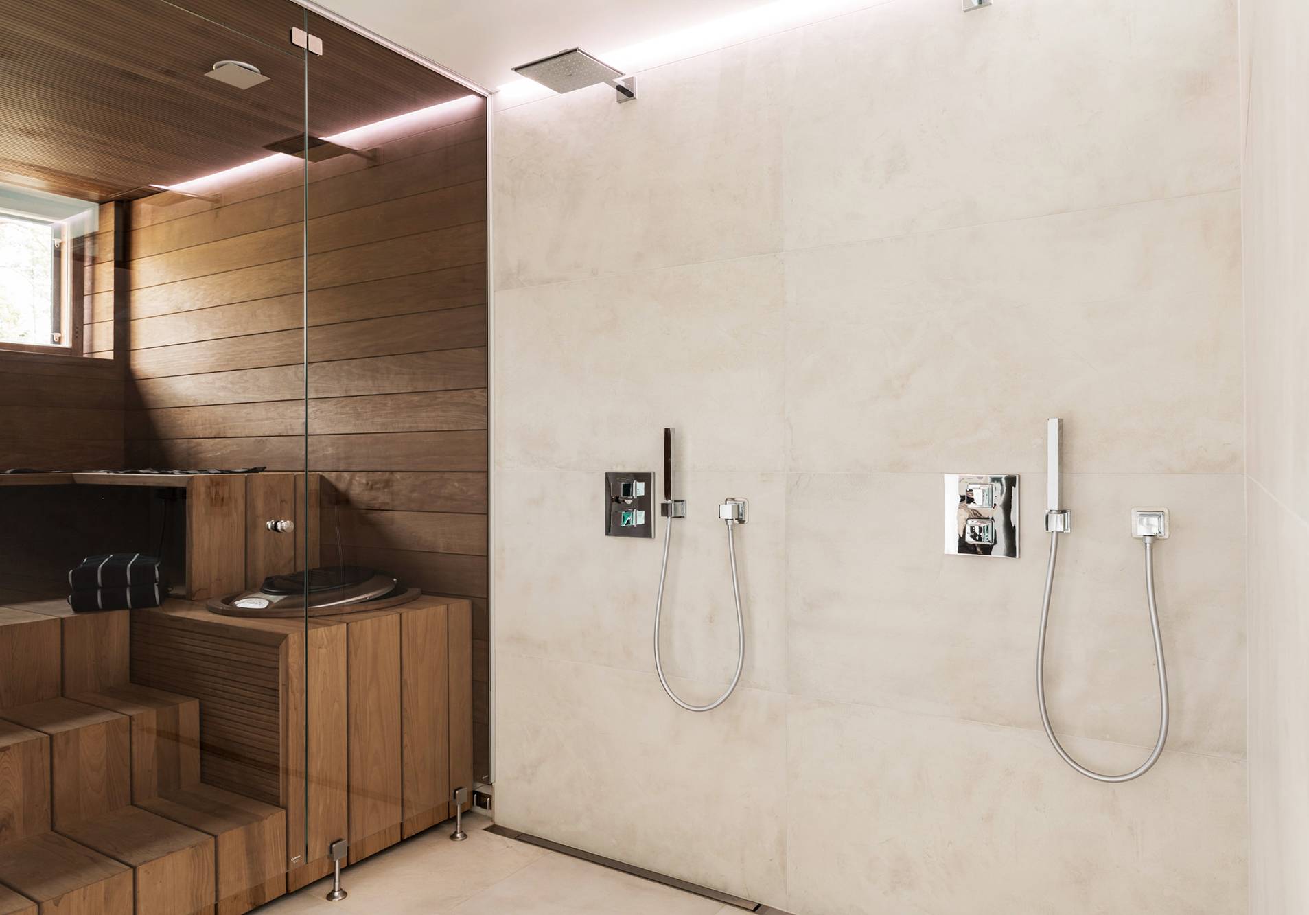 Eclairage indirect derrière la douche dans la salle de bain. Bande LED en profilé étanche entre le plafond et le mur dans une rainure. Ledstore.fi