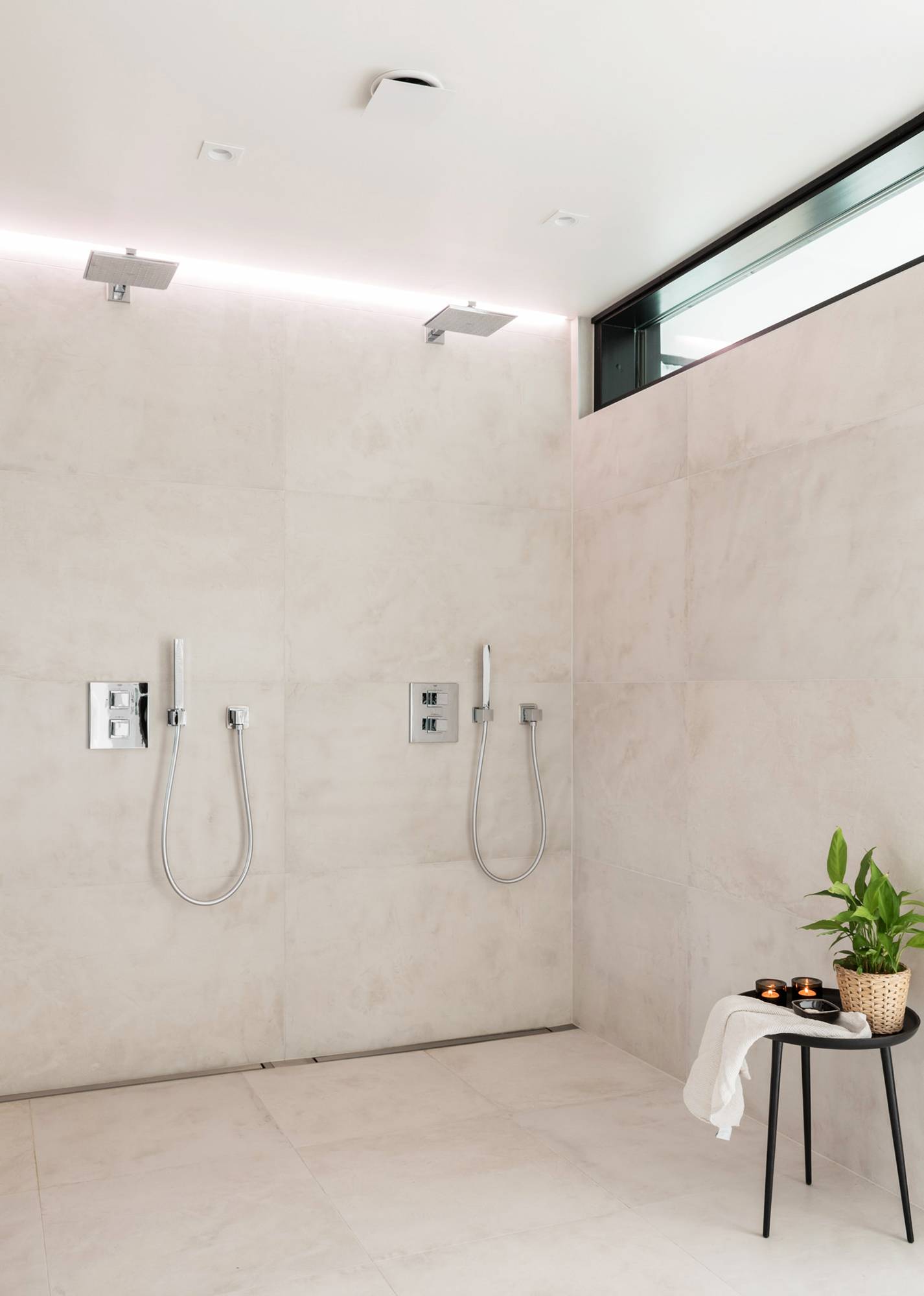 Derrière la douche, lumière indirecte. Bande LED dans une rainure entre le plafond et le mur. Ledstore.fi